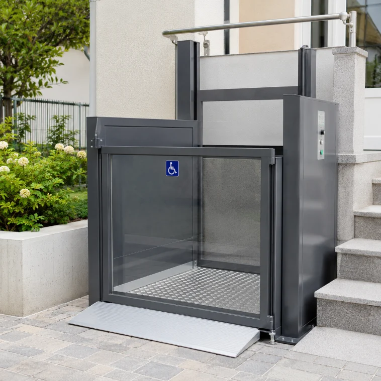 Rollstuhllift im Außenbereich